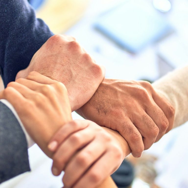 Symbolfoto für Teamgeist, Zusammenarbeit und klare Führung in sozialen Organisationen und kirchlichen Trägern. OHA - Interimsmanagement. Zusammenhalt in sozialen und kirchlichen Verbänden. Gemeinsames Anpacken und Vertrauen als Basis erfolgreicher Führung auf Zeit.